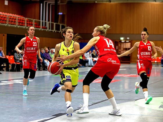 GSD zje123 Basketball Bundesliga Women Medical Instinct Violets BG74 Herner TC Göttingens Jennifer Crowder on the ball against Hernes Sofia Pelander