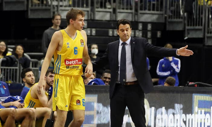 Malte Delow, coach Israel Gonzales pointing, gesturing Sports Basketball EuroLeague mens season 2021 2022 28 10 2021 ALBA Berlin vs FC Bayern Munich