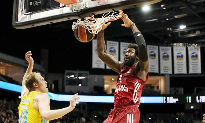 Luke Sikma, Othello Hunter dunking action game scene duel sports basketball EuroLeague mens season 2021 2022 28 10 2021 ALBA Berlin vs FC Bayern Munich
