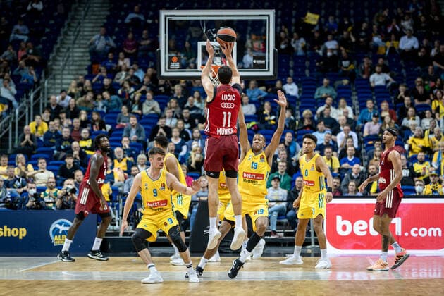 Basketball Berlin 28 10 2021 Season 2021 2022 EuroLeague Regular Season Alba Berlin FC Bayern Munich Vladimir Lucic Munich, No 11 Louis Olinde Alba Berlin, No 19
