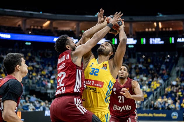 Basketball Berlin 28 10 2021 Season 2021 2022 EuroLeague Regular Season Alba Berlin FC Bayern Munich Johannes Thiemann Alba Berlin, No 32 Darrun Hilliard Munich, No 32