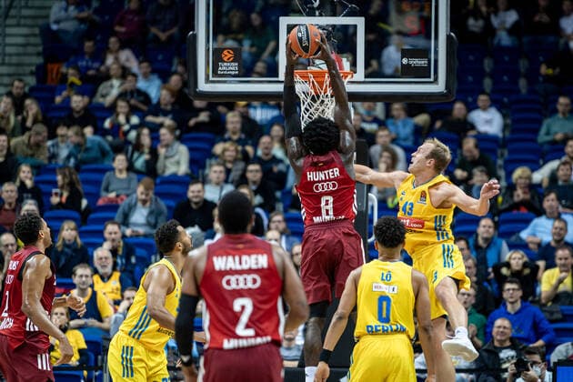 Basketball Berlin 28 10 2021 Season 2021 2022 EuroLeague Regular Season Alba Berlin FC Bayern Munich Othello Hunter Munich, No 08 Luke Sikma Alba Berlin, No 43