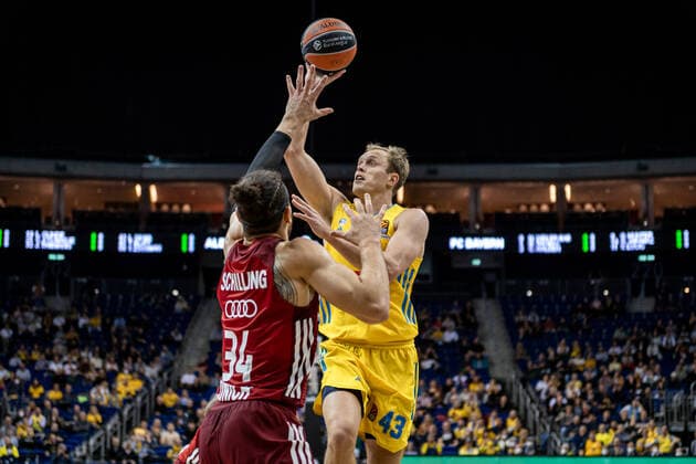 Basketball Berlin 28 10 2021 Season 2021 2022 EuroLeague Regular Season Alba Berlin FC Bayern Munich Luke Sikma Alba Berlin, No 43 Gavin Schilling Munich, No 34