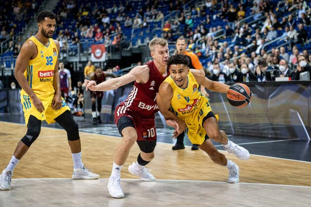 Basketball Berlin 28 10 2021 Season 2021 2022 EuroLeague Regular Season Alba Berlin FC Bayern Munich Maodo Lo Alba Berlin, No 00 Ognjen Jaramaz Munich, No 10