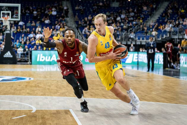 Basketball Berlin 28 10 2021 Season 2021 2022 EuroLeague Regular Season Alba Berlin FC Bayern Munich Luke Sikma Alba Berlin, No 43 Deshaun Thomas Munich, No 01