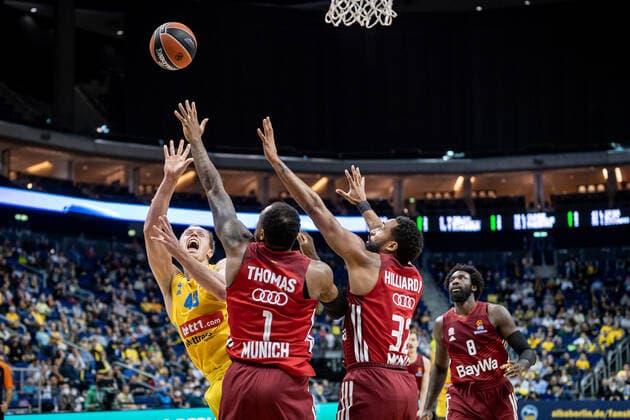 Basketball Berlin 28 10 2021 Season 2021 2022 EuroLeague Regular Season Alba Berlin FC Bayern Munich Luke Sikma Alba Berlin, No 43 Deshaun Thomas Munich, No 01 Darrun Hilliard Munich, No 32 Othello Hunter Munich, No 08