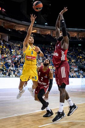 Basketball Berlin 28 10 2021 Season 2021 2022 EuroLeague Regular Season Alba Berlin FC Bayern Munich Maodo Lo Alba Berlin, No 00 Othello Hunter Munich, No 08 Corey Walden Munich, No 02