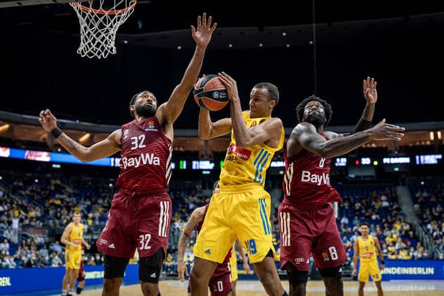 Basketball Berlin 28 10 2021 Season 2021 2022 EuroLeague Regular Season Alba Berlin FC Bayern Munich Louis Olinde Alba Berlin, No 19 Othello Hunter Munich, No 08 Darrun Hilliard Munich, No 32