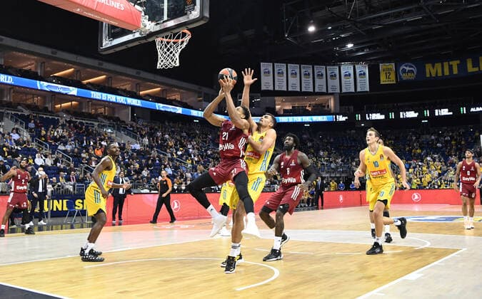 Basketball, Men, 2021 2022 season, Turkish Airlines EuroLeague matchday 7 , Alba Berlin FC Bayern Munich, v l Jaleen Smith Alba Berlin , Augustine Rubit Bayern Munich , Oscar da Silva Alba Berlin , 28 10 2021, Copyright: xSebastianxRäppold MatthiasxKochx