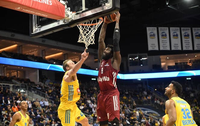 Basketball, Men, 2021 2022 season, Turkish Airlines EuroLeague Matchday 7 , Alba Berlin FC Bayern Munich, v l Louis Olinde Alba Berlin , Luke Sikma Alba Berlin , Othello Hunter Bayern Munich , Johannes Thiemann Alba Berlin , 28 10 2021, Copyright: xSebastianxRäppold MatthiasxKochx