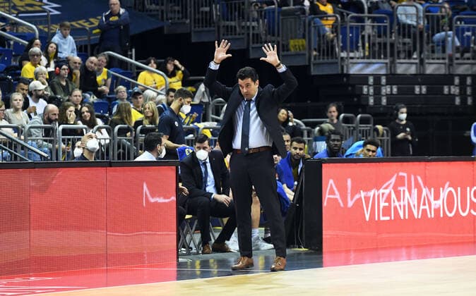 Basketball, Men, 2021 2022 season, Turkish Airlines EuroLeague Matchday 7 , Alba Berlin FC Bayern Munich, Coach Israel Gonzalez Alba Berlin , 28 10 2021, Copyright: xSebastianxRäppold MatthiasxKochx