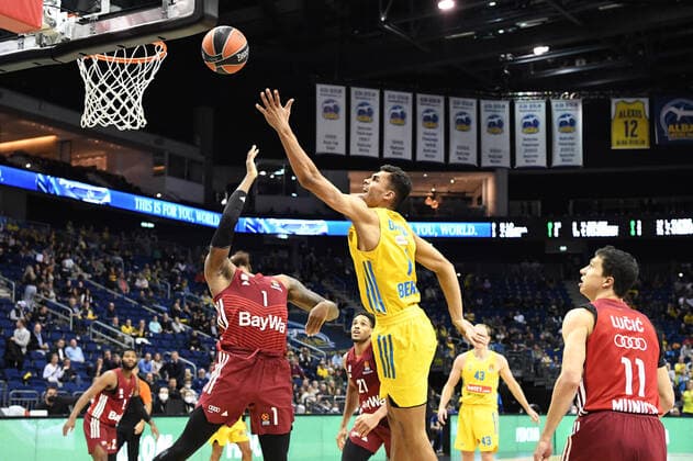 Basketball, Men, 2021 2022 season, Turkish Airlines EuroLeague matchday 7 , Alba Berlin FC Bayern Munich, v l Deshaun Thomas Bayern Munich , Oscar da Silva Alba Berlin , Vladimir Lucic Bayern Munich , 28 10 2021, Copyright: xSebastianxRäppold MatthiasxKochx