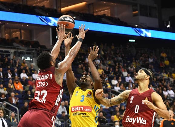 Basketball, Men, 2021 2022 season, Turkish Airlines EuroLeague matchday 7 , Alba Berlin FC Bayern Munich, v l Darrun Hilliard Bayern Munich , Jaleen Smith Alba Berlin , Nick Weiler Babb Bayern Munich , 28 10 2021, Copyright: xSebastianxRäppold MatthiasxKochx