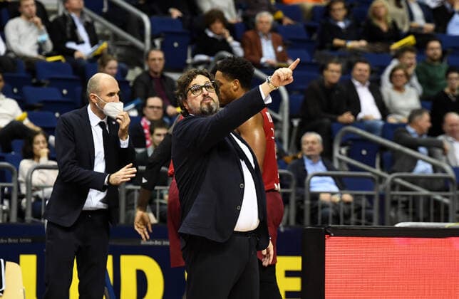Basketball, Men, 2021 2022 season, Turkish Airlines EuroLeague matchday 7 , Alba Berlin FC Bayern Munich, coach Andrea Trinchieri Bayern Munich , 28 10 2021, Copyright: xSebastianxRäppold MatthiasxKochx