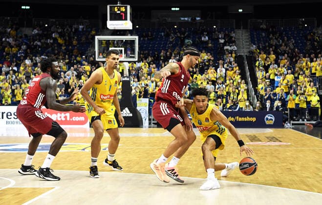 Basketball, Men, 2021 2022 season, Turkish Airlines EuroLeague matchday 7 , Alba Berlin FC Bayern Munich, v l Othello Hunter Bayern Munich , Oscar da Silva Alba Berlin , Nick Weiler Babb Bayern Munich , Maodo Lo Alba Berlin , 28 10 2021, Copyright: xSebastianxRäppold MatthiasxKochx