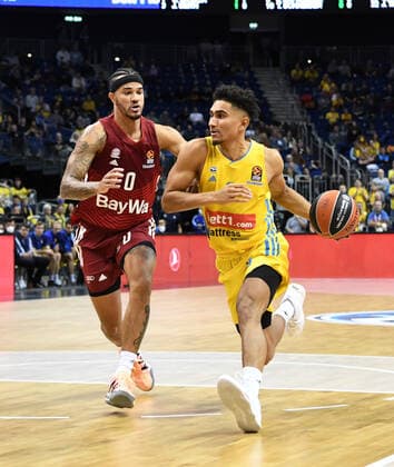 Basketball, Men, 2021 2022 season, Turkish Airlines EuroLeague Matchday 7 , Alba Berlin FC Bayern Munich, v l Nick Weiler Babb Bayern Munich , Maodo Lo Alba Berlin , 28 10 2021, Copyright: xSebastianxRäppold MatthiasxKochx