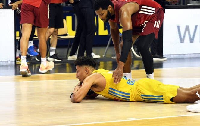 Basketball, Men, 2021 2022 season, Turkish Airlines EuroLeague Matchday 7 , Alba Berlin FC Bayern Munich, Maodo Lo Alba Berlin on the ground, 28 10 2021, Copyright: xSebastianxRäppold MatthiasxKochx