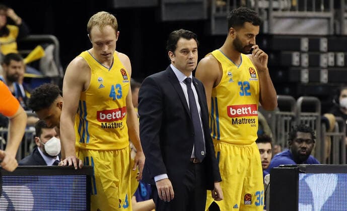 Luke Sikma, coach Israel Gonzales, Johannes Thiemann thoughtful, disappointed disappointment Sports Basketball EuroLeague mens season 2021 2022 28 10 2021 ALBA Berlin vs FC Bayern Munich