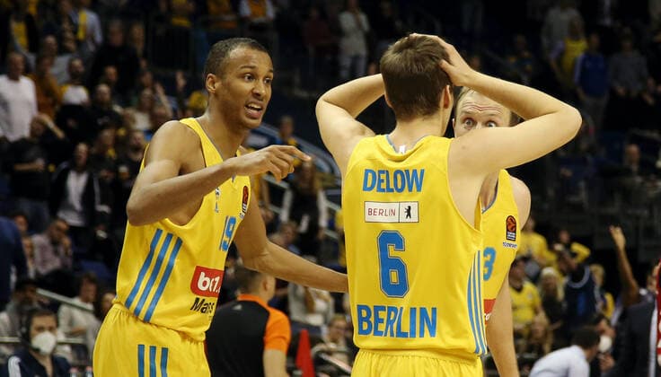 Louis Olinde, Malte Delow, Luke Sikma disappointed disappointment Sports Basketball EuroLeague mens season 2021 2022 28 10 2021 ALBA Berlin vs FC Bayern Munich