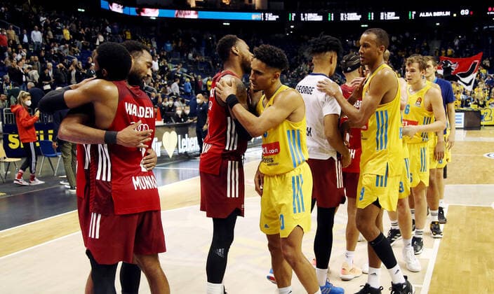 Teams high-fiving after the game Sports Basketball EuroLeague Men Season 2021 2022 28 10 2021 ALBA Berlin vs FC Bayern Munich
