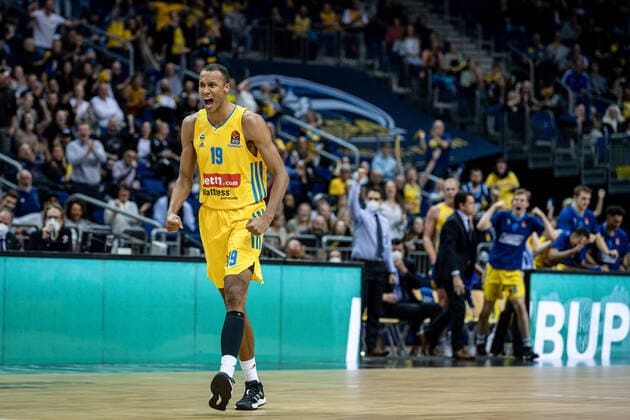 Basketball Berlin 28 10 2021 Season 2021 2022 EuroLeague Regular Season Alba Berlin FC Bayern Munich Louis Olinde Alba Berlin, No 19 Cheers