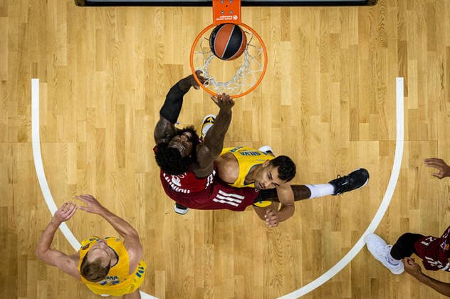 Basketball Berlin 28 10 2021 Season 2021 2022 EuroLeague Regular Season Alba Berlin FC Bayern Munich Othello Hunter Munich, No 08 Oscar Da Silva Alba Berlin, No 01
