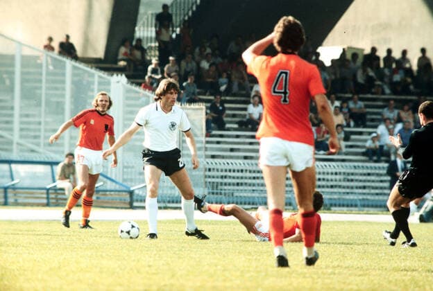 14.06.80 Deutschland - Niederlande Italien, Neapel, 14.06.1980, Fussball, UEFA; EM Europameisterschaft 1980 in Italien, DFB Deutschland - Niederlande (3:2): Manfred Kaltz (Deutschland). *** 14 06 80 Germany Netherlands Italy, Naples, 14 06 1980, Football, UEFA European Championship 1980 in Italy, DFB Germany Netherlands 3 2 Manfred Kaltz Germany