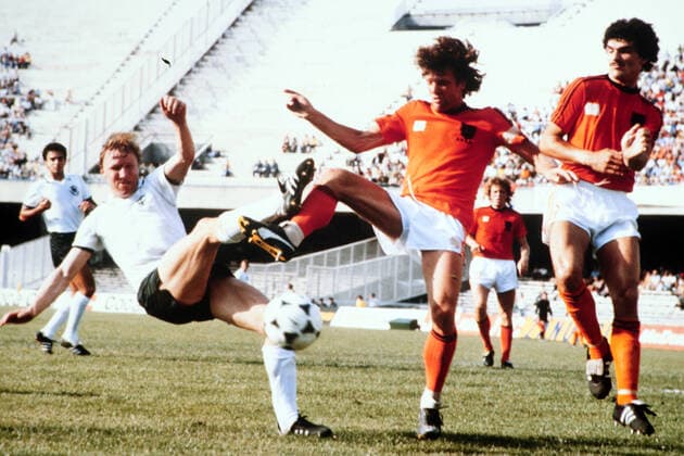 14.06.80 Deutschland - Niederlande Italien, Neapel, 14.06.1980, Fussball, UEFA; EM Europameisterschaft 1980 in Italien, DFB Deutschland - Niederlande (3:2): v.l. Horst Hrubesch (Deutschland), Ruud Krol, Michel van der Korput (beide Niederlande). *** 14 06 80 Germany Netherlands Italy, Naples, 14 06 1980, Football, UEFA European Championship 1980 in Italy, DFB Germany Netherlands 3 2 f l Horst Hrubesch Germany , Ruud Krol, Michel van der Korput both Netherlands
