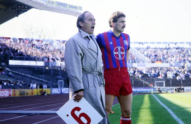 23.04.88 VfB Stuttgart - Bayer 05 Uerdingen Deutschland, Stuttgart, 23.04.1988, Fussball, Bundesliga, VfB Stuttgart - Bayer 05 Uerdingen (1:3): v.l. Rolf Schafstall (Trainer Bayer 05 Uerdingen), Stefan Kuntz (Bayer 05 Uerdingen). *** 23 04 88 VfB Stuttgart Bayer 05 Uerdingen Germany, Stuttgart, 23 04 1988, Football, Bundesliga, VfB Stuttgart Bayer 05 Uerdingen 1 3 v l Rolf Schafstall Coach Bayer 05 Uerdingen , Stefan Kuntz Bayer 05 Uerdingen