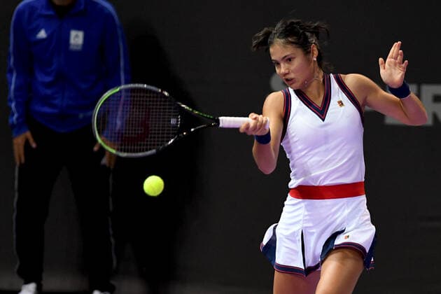 WTA, Tennis Damen 250 Tennis: Transylvania Open 25-31 October 2021 Held In BT Arena, Cluj-Napoca, Romania Emma Raducanu in action - receiving the ball during her match against Ana Bogdan on day six of Transylvania Open: WTA 250 Tournament held in BT Arena, Cluj - Napoca - 28 October 2021 Cluj-Napoca Romania  Copyright: xFlaviuxBuboix buboi-notitle211028_npRyO