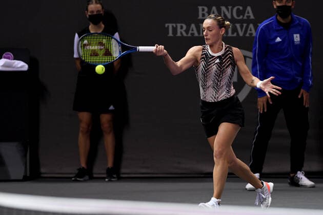 WTA, Tennis Damen 250 Tennis: Transylvania Open 25-31 October 2021 Held In BT Arena, Cluj-Napoca, Romania Ana Bogdan in action - receiving the ball during her match against Emma Raducanu on day six of Transylvania Open: WTA 250 Tournament held in BT Arena, Cluj - Napoca - 28 October 2021 Cluj-Napoca Romania  Copyright: xFlaviuxBuboix buboi-notitle211028_np8kR
