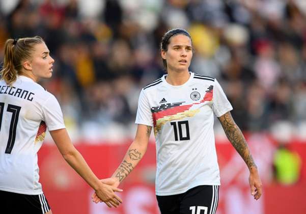 Dzsenifer MAROZSAN GER gesture, gesture, clap off Laura FREIGANG l GER Football Laenderspiel Frauen, WM Qualifikation, Deutschland GER Israel ISR 7 0, am 26 10 2021 in Essen Germany Â