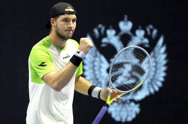 ST PETERSBURG, RUSSIA - OCTOBER 29, 2021: Canada s Denis Shapovalov is in action in his men s singles quarterfinal match against Germany s Jan-Lennard Struff at the St Petersburg Open 2021 international tennis tournament at Sibur Arena. Peter Kovalev TASS  TS116371