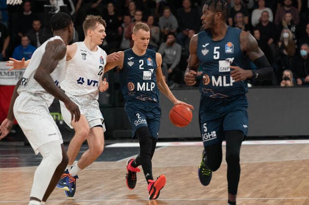 easyCredit Basketball Bundesliga, Hamburg, 29 10 2021 easyCredit Basketball Bundesliga, Hamburg Towers vs MLP Academics Heidelberg, Niklas Wuerzner 2 MLP Academics Heidelberg , Justus Hollatz 21 Hamburg Towers Copyright: xBEAUTIFULxSPORTS Mohwinkelx