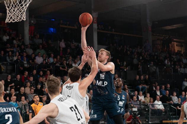 easyCredit Basketball Bundesliga, Hamburg, 29 10 2021 easyCredit Basketball Bundesliga, Hamburg Towers vs MLP Academics Heidelberg, Max Ugrai 8 MLP Academics Heidelberg Copyright: xBEAUTIFULxSPORTS Mohwinkelx