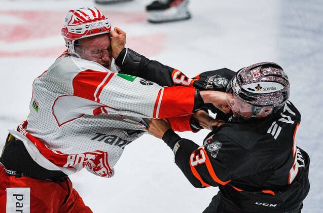 Sport Themen der Woche KW43 Sport Bilder des Tages 29.10.2021, xnrx, Eishockey DEL2, Loewen Frankfurt - EC Bad Nauheim emspor, v.l. Fight, Faustkampf zwischen Philipp Wachter (EC Bad Nauheim), Marius Erk (Löwen Frankfurt) (DFL DFB REGULATIONS PROHIBIT ANY USE OF PHOTOGRAPHS as IMAGE SEQUENCES and or QUASI-VIDEO) Frankfurt am Main *** 29 10 2021, xnrx, ice hockey DEL2, Loewen Frankfurt EC Bad Nauheim emspor, v l Fight, fistfight between Philipp Wachter EC Bad Nauheim , Marius Erk Löwen Frankfurt DFL DFB REGULATIONS PROHIBIT ANY USE OF PHOTOGRAPHS as IMAGE SEQUENCES and or QUASI VIDEO Frankfurt am Main