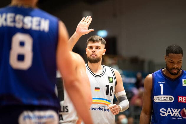 BARMER 2 Basketball Bundesliga ProA season 2021 2022 Matchday 7 on 29 10 2021 Medipolis SC Jena vs Phoenix Hagen Julius Wolf Jena , claps off, Portrait Sparkassen Arena
