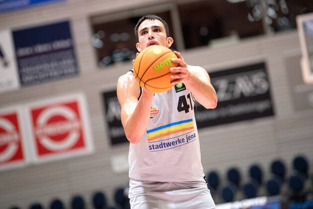 BARMER 2 Basketball Bundesliga ProA Saison 2021 2022 Spieltag 7 am 29 10 2021 Medipolis SC Jena vs Phoenix Hagen Alex Herrera Jena at the free throw, Portrait Sparkassen Arena
