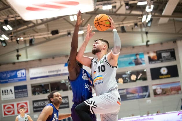 BARMER 2 Basketball Bundesliga ProA season 2021 2022 Matchday 7 on 29 10 2021 Medipolis SC Jena vs Phoenix Hagen v re Julius Wolf Jena on the ball against Marquise Moore Hagen Sparkassen Arena