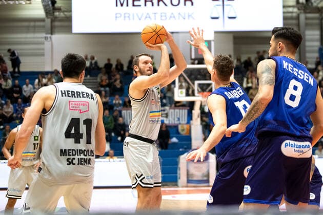 BARMER 2 Basketball Bundesliga ProA Season 2021 2022 Matchday 7 on 29 10 2021 Medipolis SC Jena vs Phoenix Hagen center Stephan Haukohl Jena throwing against right Phillip Daubner Hagen Sparkassen Arena