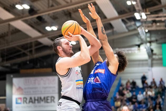 BARMER 2 Basketball Bundesliga ProA Season 2021 2022 Matchday 7 on 29 10 2021 Medipolis SC Jena vs Phoenix Hagen v li Stephan Haukohl Jena throwing against Paul Giese Hagen Sparkassen Arena
