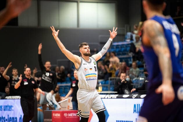 BARMER 2 Basketball Bundesliga ProA Saison 2021 2022 Spieltag 7 am 29 10 2021 Medipolis SC Jena vs Phoenix Hagen Mitte Julius Wolf Jena cheers on a successful 3 point shot Sparkassen Arena