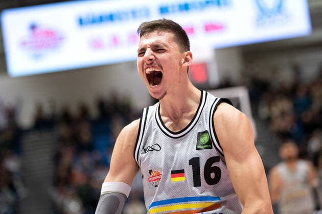 BARMER 2 Basketball Bundesliga ProA Saison 2021 2022 Spieltag 7 am 29 10 2021 Medipolis SC Jena vs Phoenix Hagen Moritz Plescher Jena cheers loudly with mouth open, Portrait Sparkassen Arena