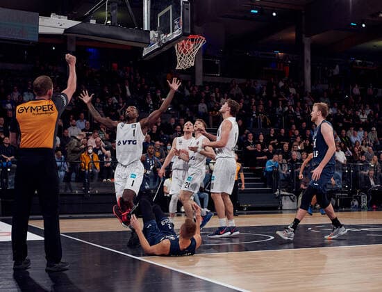 Niklas Wuerzner 2 MLP Academics Heidelberg , Zachary Brown 1 Hamburg Towers , foul, opponents foul Hamburg Towers vs MLP Academics Heidelberg, 1 Bundesliga, Basketball, easycredit BBL, Hamburg, edel optics de Arena, Spielzeit 2021 2022, 6 Spieltag, 29 10 2021 Foto EIBNER Stephanie Zerbe Hamburg Towers vs MLP Academics Heidelberg, 1 Bundesliga, Basketball, easycredit BBL, Spielzeit 2021 2022, 6 Spieltag, 29 10 2021 Brokdorf Copyright: xStephaniexZerbe xEibner-Pressefox EP_SZE
