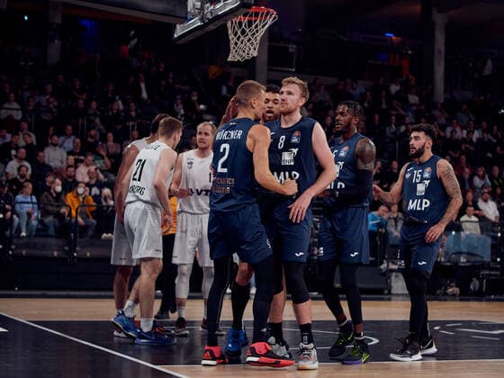 Niklas Wuerzner 2 MLP Academics Heidelberg , Maximilian Ugrai 8 MLP Academics Heidelberg , Zachary Brown 1 Hamburg Towers , foul, opponents foul, cohesion, Team Hamburg Towers vs MLP Academics Heidelberg, 1 Bundesliga, Basketball, easycredit BBL, Hamburg, edel optics de Arena, season 2021 2022, 6 match day, 29 10 2021 Foto EIBNER Stephanie Zerbe Hamburg Towers vs MLP Academics Heidelberg, 1 Bundesliga, Basketball, easycredit BBL, season 2021 2022, 6 match day, 29 10 2021 Brokdorf Copyright: xStephaniexZerbe xEibner-Pressefox EP_SZE