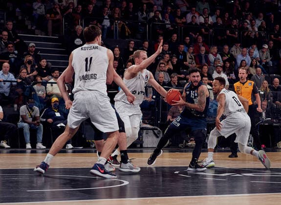 Jordan Geist 15 MLP Academics Heidelberg , Attack, Alone, Trouble, Block of the opponent Hamburg Towers vs MLP Academics Heidelberg, 1 Bundesliga, Basketball, easycredit BBL, Hamburg, edel optics de Arena, Spielzeit 2021 2022, 6 Spieltag, 29 10 2021 Foto EIBNER Stephanie Zerbe Hamburg Towers vs MLP Academics Heidelberg, 1 Bundesliga, Basketball, easycredit BBL, Spielzeit 2021 2022, 6 Spieltag, 29 10 2021 Brokdorf Copyright: xStephaniexZerbe xEibner-Pressefox EP_SZE