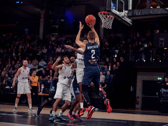Niklas Wuerzner 2 MLP Academics Heidelberg , jump, basket shot, attack Hamburg Towers vs MLP Academics Heidelberg, 1 Bundesliga, Basketball, easycredit BBL, Hamburg, edel optics de Arena, Spielzeit 2021 2022, 6 Spieltag, 29 10 2021 Foto EIBNER Stephanie Zerbe Hamburg Towers vs MLP Academics Heidelberg, 1 Bundesliga, Basketball, easycredit BBL, Spielzeit 2021 2022, 6 Spieltag, 29 10 2021 Brokdorf Copyright: xStephaniexZerbe xEibner-Pressefox EP_SZE