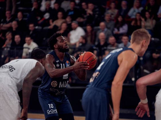 Kelvin Martin 10 MLP Academics Heidelberg Basket throw, Free throw, Free throw, Hamburg Towers vs MLP Academics Heidelberg, 1 Bundesliga, Basketball, easycredit BBL, Hamburg, edel optics de Arena, Spielzeit 2021 2022, 6 Spieltag, 29 10 2021 Foto EIBNER Stephanie Zerbe Hamburg Towers vs MLP Academics Heidelberg, 1 Bundesliga, Basketball, easycredit BBL, Spielzeit 2021 2022, 6 Spieltag, 29 10 2021 Brokdorf Copyright: xStephaniexZerbe xEibner-Pressefox EP_SZE