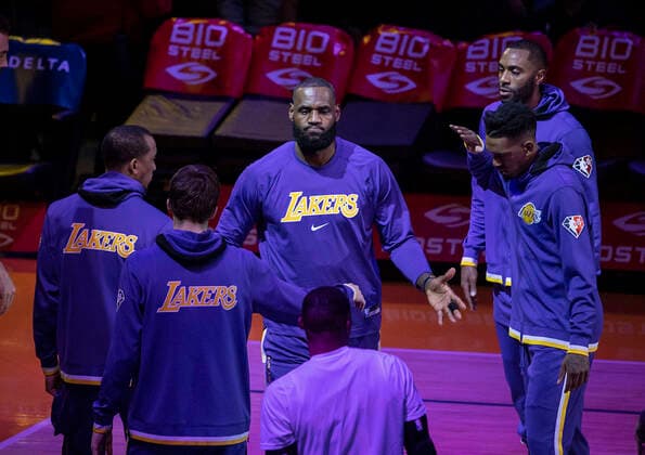 October 29, 2021, Los Angeles, California, USA: LeBron James 6 of the Los Angeles Lakers is introduced prior to their regular season NBA, Basketball Herren, USA game with the Cleveland Cavaliers on Friday October 29, 2021 at the Staples Center in Los Angeles, California. Lakers defeat Cavaliers, 113-101. PI Los Angeles USA - ZUMAp124 20211029_zaa_p124_002 Copyright: xJAVIERxROJASx