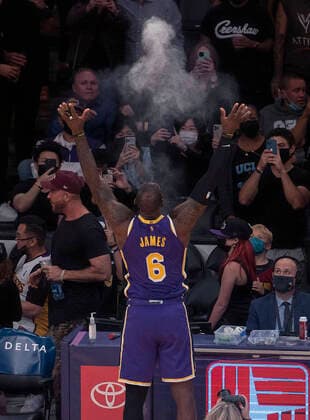 October 29, 2021, Los Angeles, California, USA: LeBron James 6 of the Los Angeles Lakers performs his powder ritual prior to their regular season NBA, Basketball Herren, USA game with the Cleveland Cavaliers on Friday October 29, 2021 at the Staples Center in Los Angeles, California. Lakers defeat Cavaliers, 113-101. PI Los Angeles USA - ZUMAp124 20211029_zaa_p124_003 Copyright: xJAVIERxROJASx